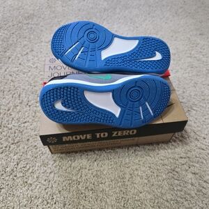 NEW boys omni multi court Nike shoes size 12